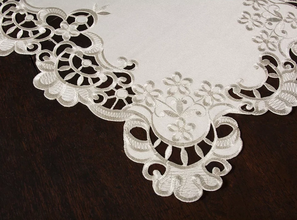 XIA HOME FASHIONS SCALLOPED LACE EMBROIDERED IVORY PLACEMAT 4 PCS 13"x 19" NEW - Image 3 of 4