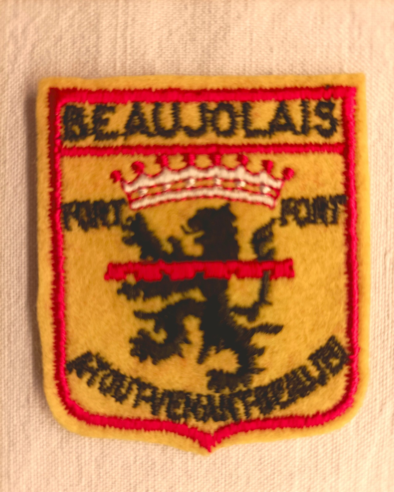 Écusson BEAUJOLAIS France - en feutrine brodée - hauteur 5,9 cm