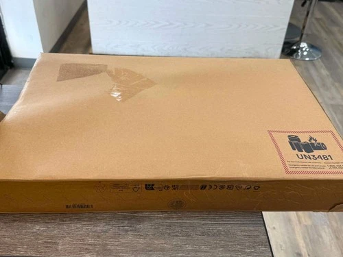New Dell Alienware M18 R1 18" Ryzen 9 7945 2.5GHz 32GB RAM 1TB SSD RX 7900M