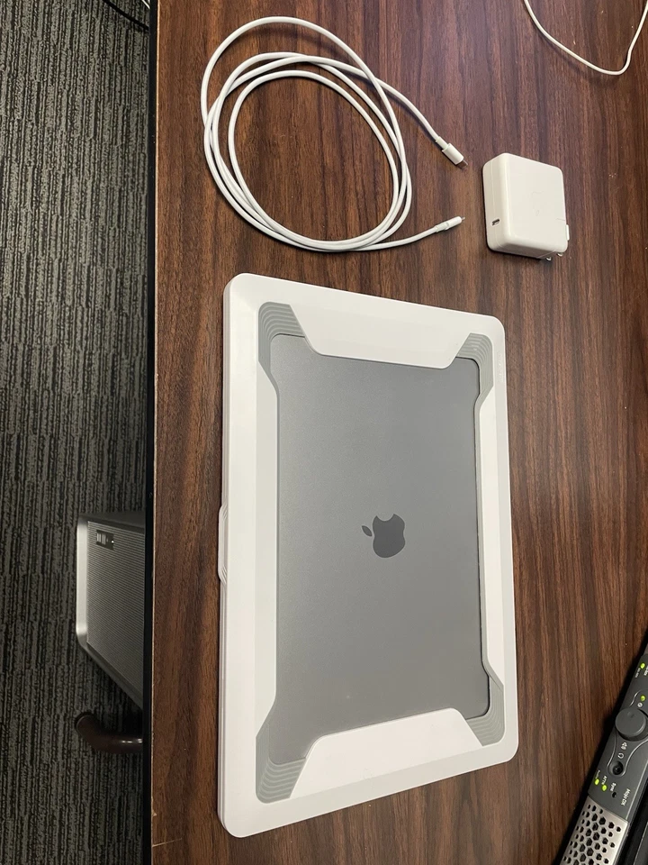 Apple MacBook Pro 15" 2018 · i9 · 32GB · 2TB, photo 2 of 3