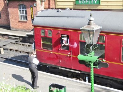 Foto A2 Ropley - Kurze Begegnung North Street\/SU6433 Vintage Eisenbahn um 2017
