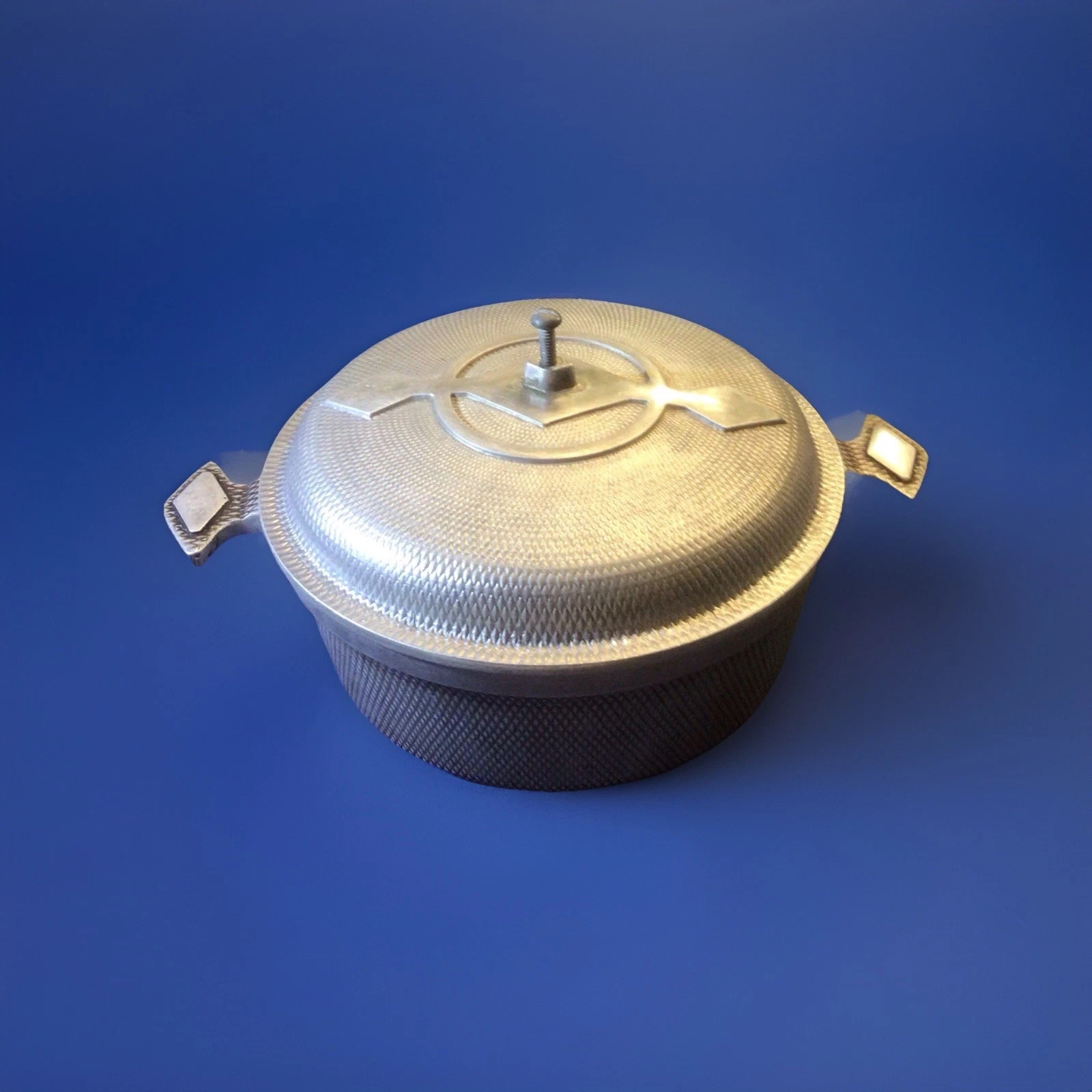 Vintage Aluminum Dutch Oven , Textured Design Collectible