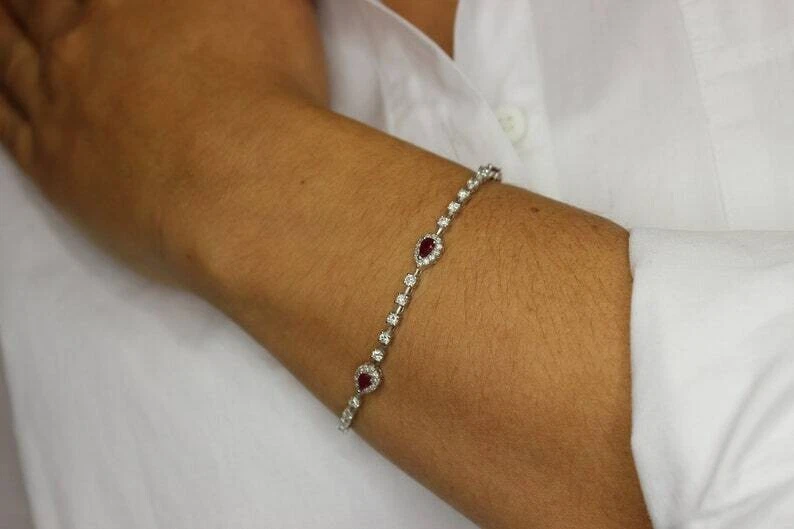 Brazalete de tenis de diamantes y rubí simulado corte pera de 2 quilates enchapado en oro blanco de 14 quilates Foto 3 de 4