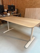 Bureau Bekant - IKEA, d'occasion, de couleur beige.