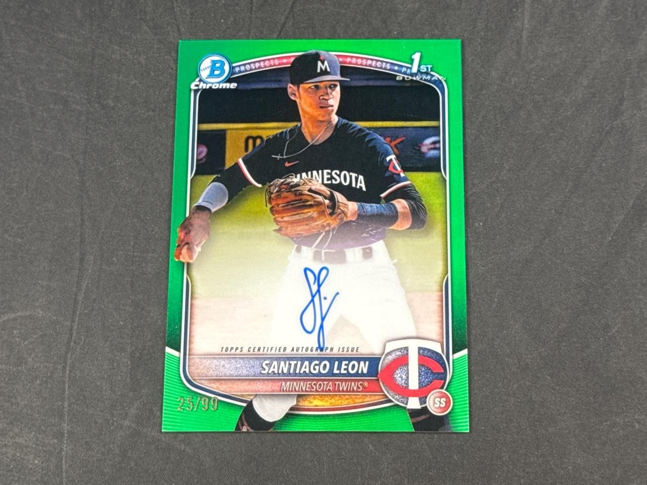 2025 BOWMAN CHROME SANTIAGO LEON CPA-SL 1ST PROSPECT GREEN REFRACTOR AUTO 25/99