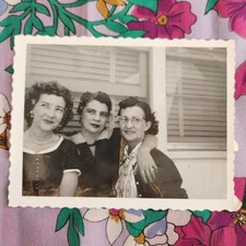 VTG 50s Snapshot Photo Three Ladies Sisters Friends Love Polaroid Scalloped