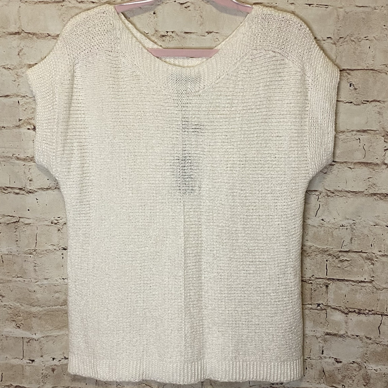 Cable & Gauge Women's Stylish White Button-Back Top - Size Medium - New With Tags (NWT)