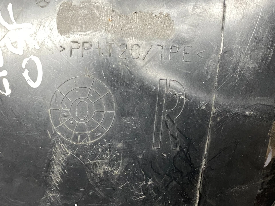 (AS) PROTECTOR CONTRA SALPICADURAS LADO DERECHO MERCEDES BENZ W212 E63 AMG ARCO DELANTERO Foto 2 de 4