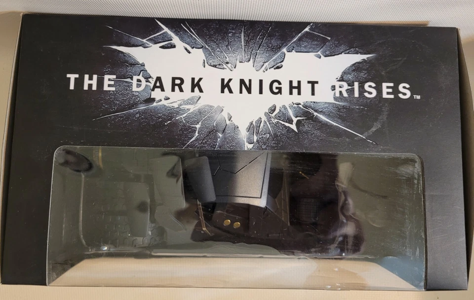 Batman The Dark Knight Rises Batimóvil Escala 2" y Batman 2012 DC Mez-itz Foto 2 de 4