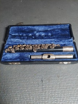 Gemeinhardt 4PSH Piccolo w/ Hard Case - Serial #92920.I don't know if it works.