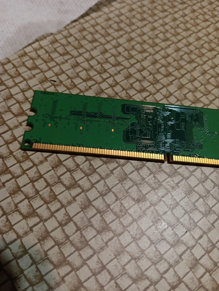 Crucial PC2-5300 (DDR2-667) 1 GB UDIMM 667 MHz PC2-5300 DDR2 RAM Memory... - Image 3 of 4