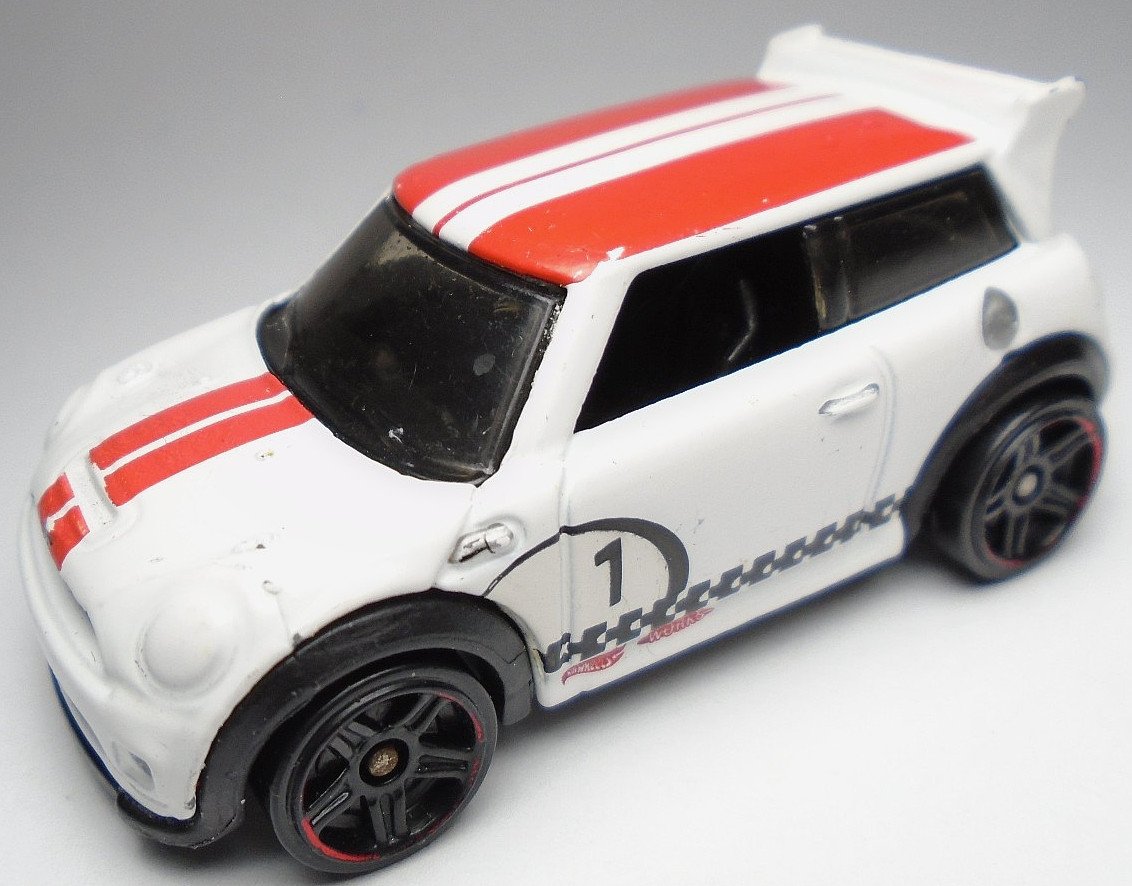 2011 HOT WHEELS NEW MODELS MINI COOPER S CHALLENGE #1 WHITE DIECAST 2 3/8" CAR