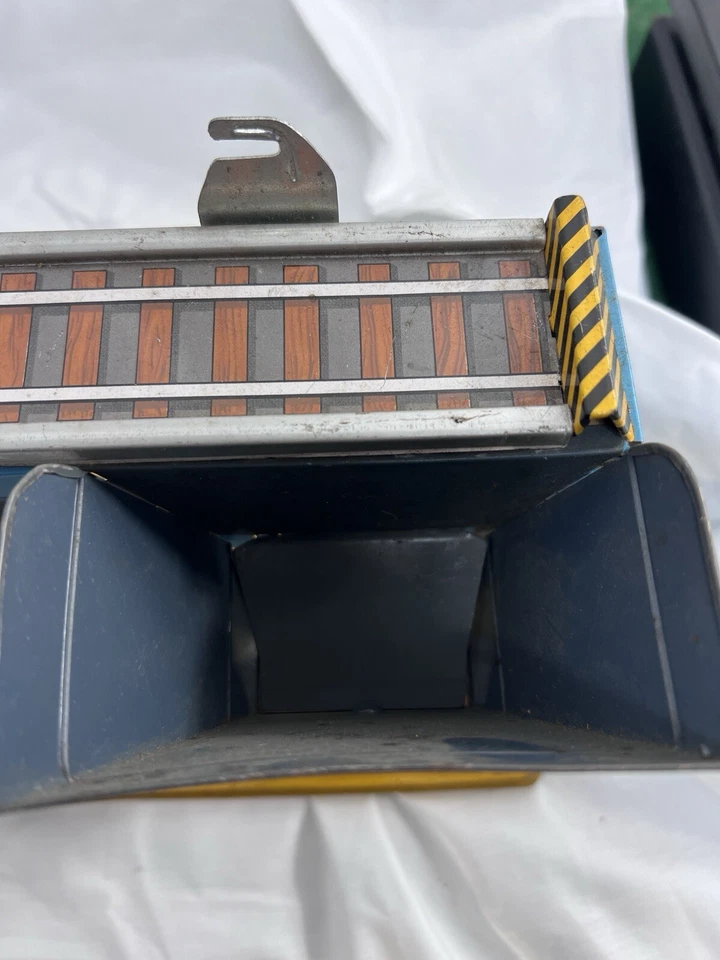 Винтажный поезд-шаттл с автоматическим погрузчиком угля литографическая игрушка Tomy, модель TP-119 - Изображение 4 из 4