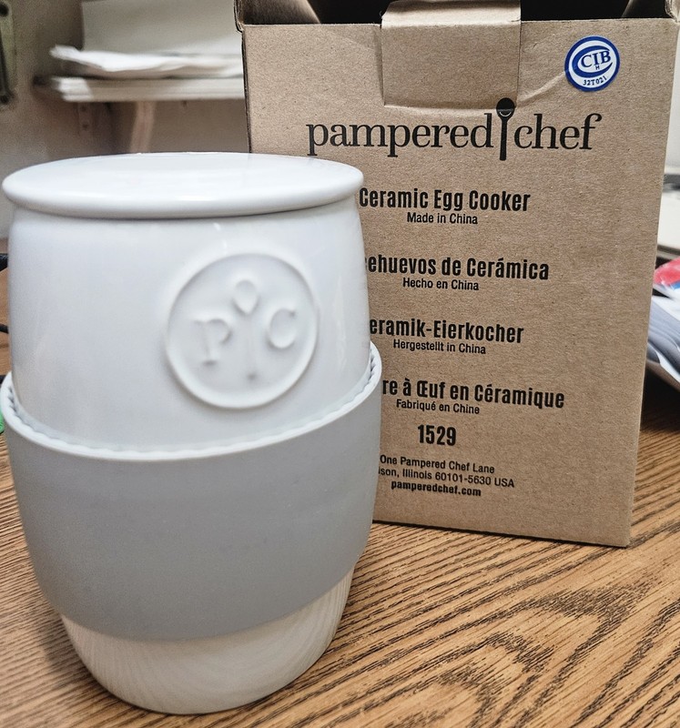 PAMPERED CHEF white  CERAMIC EGG COOKER Brand New In Box with Instructions/ Box