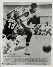 1975 Press Photo NBA Action Bob Lanier, Detroit, Slick Watts of Seattle