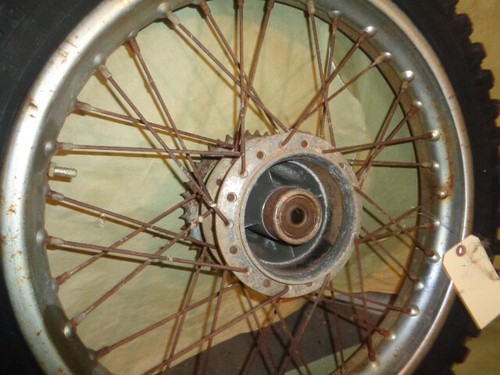 Honda MT125 1976 Elsinore fabricante de equipos originales rueda/llanta trasera - Imagen 4 de 7