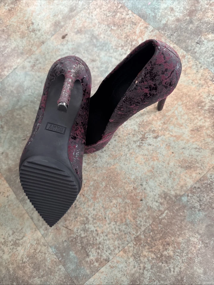 Zapatos de salón DKNY para mujer 7 Carisa sin cordones punta de cuero agrietado, negros burdeos Foto 4 de 4