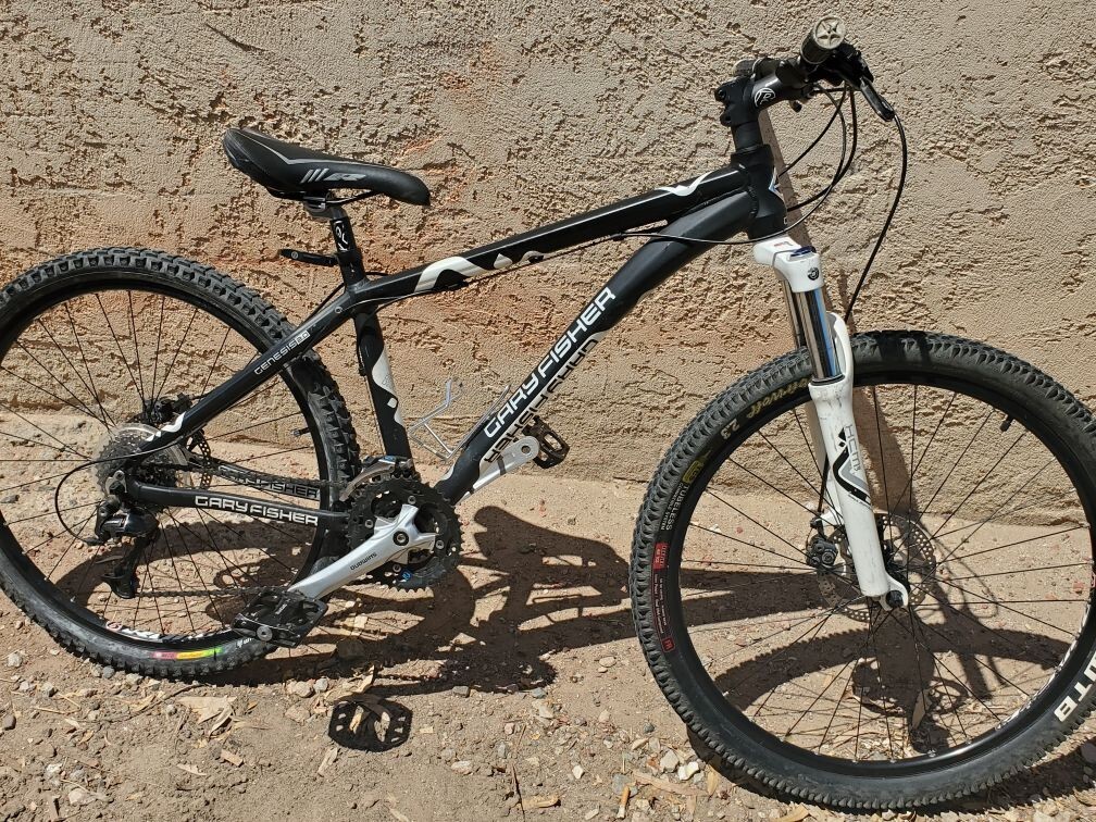 26" Gary Fisher Mountain Bike WAHOO Genesis 2.0 Black & White