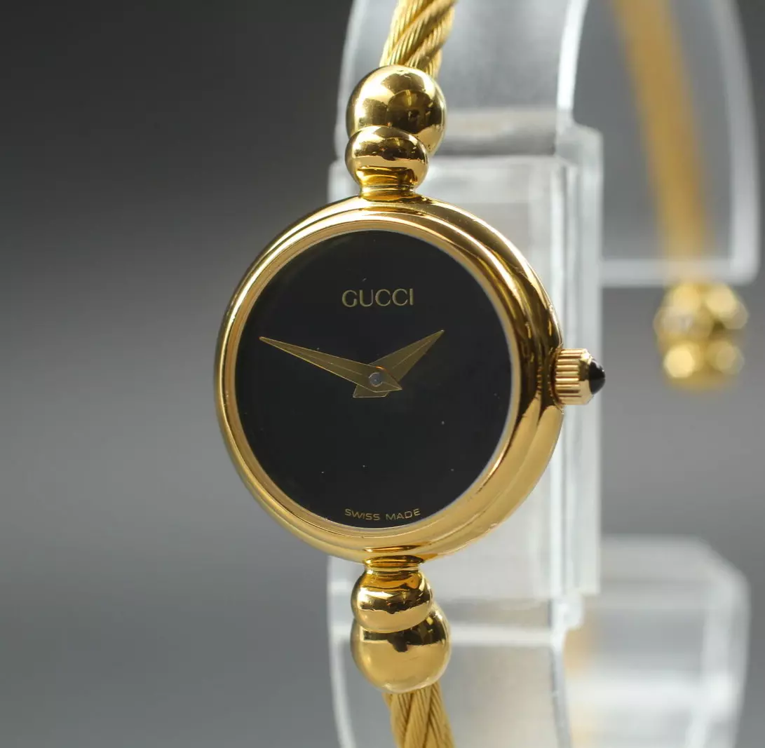 [Presque comme neuve] Montre pour femme Gucci 2700,2,L 20 mm cadran noir bracelet doré quartz