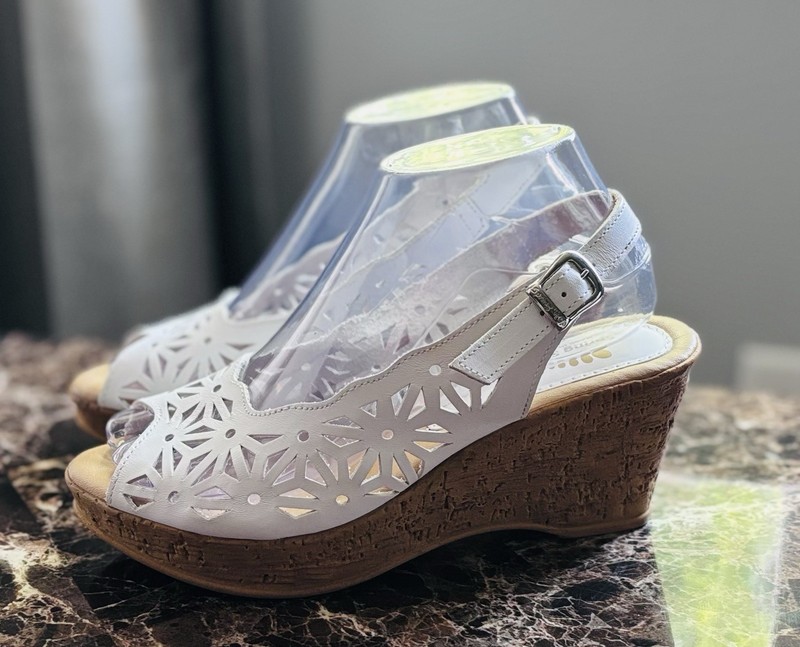 Woman’s SPRING STEP Leather White Shoes Buckle Strap Size 38 7 Made In Italy