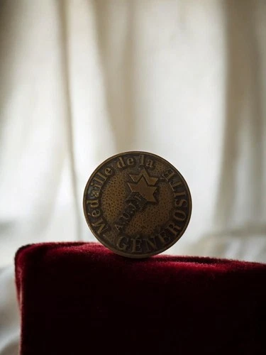 Vintage Antique Generosity Medal, Collection, Retro Item Used