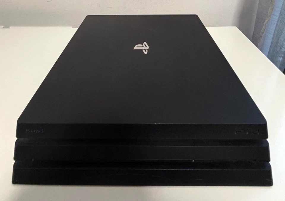 Sony PlayStation 4 Pro, Foto 1 von 3