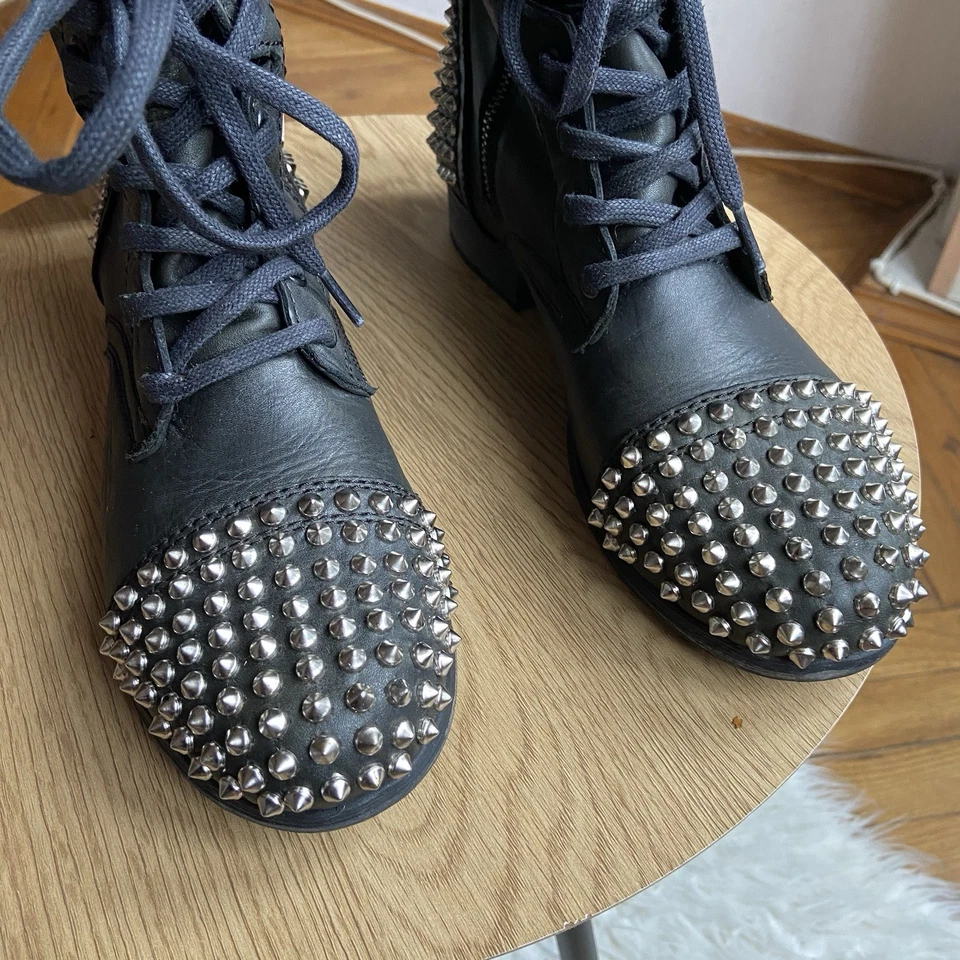 Botas de Combate Steve Madden para Mujer 10 Tachuelas de Cuero Negro Spike Tarnney Bota de Motociclista Foto 4 de 4