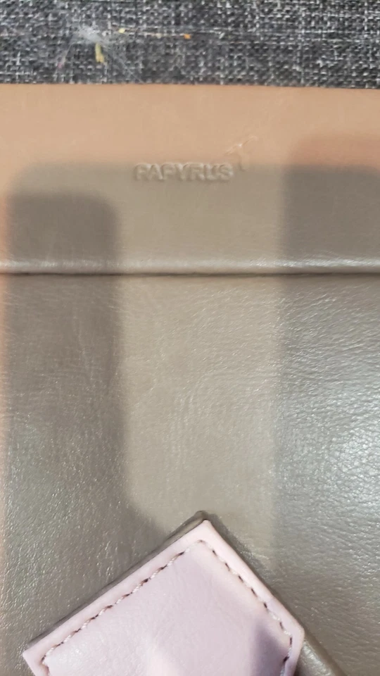 Marco de fotos de cuero rosa y marrón claro de papiro usado  Foto 3 de 4