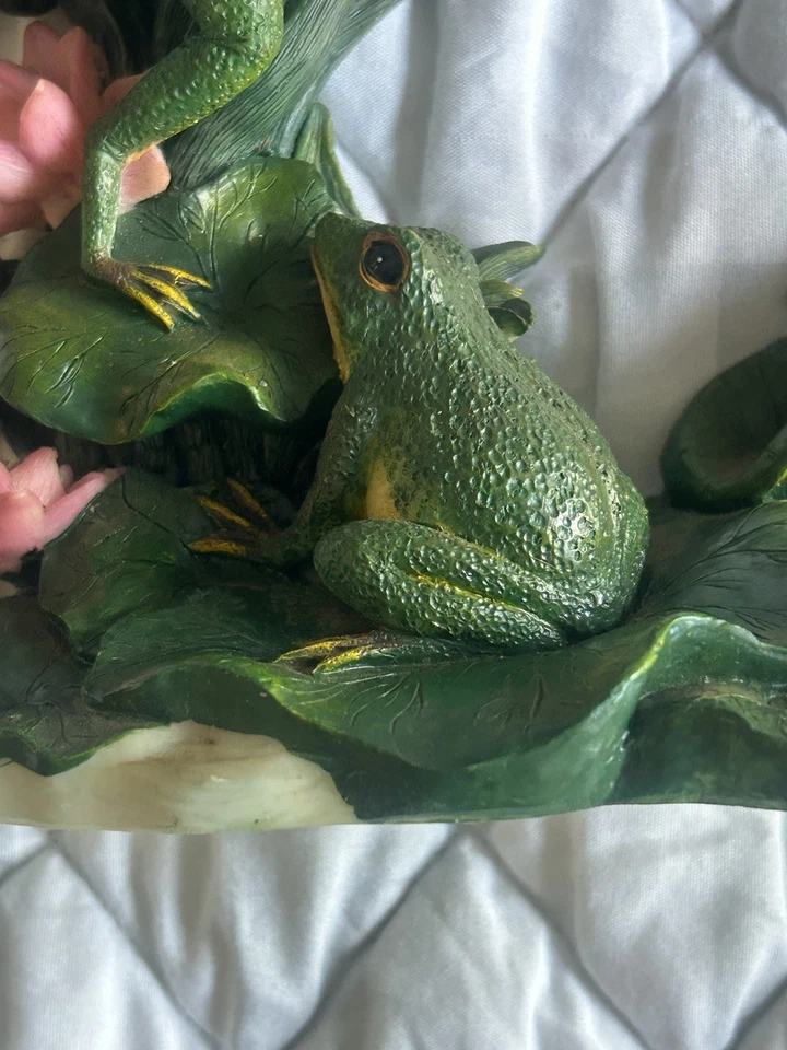 "Reloj con almohadilla de lirio péndulo familiar sapo rana de 12"" de alto flores rosas cola de gato". Foto 3 de 4