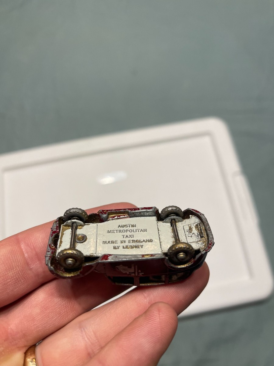 MATCHBOX No.17 METOROPOLITAN TAXI Vintage Matchbox No. 17 Austin