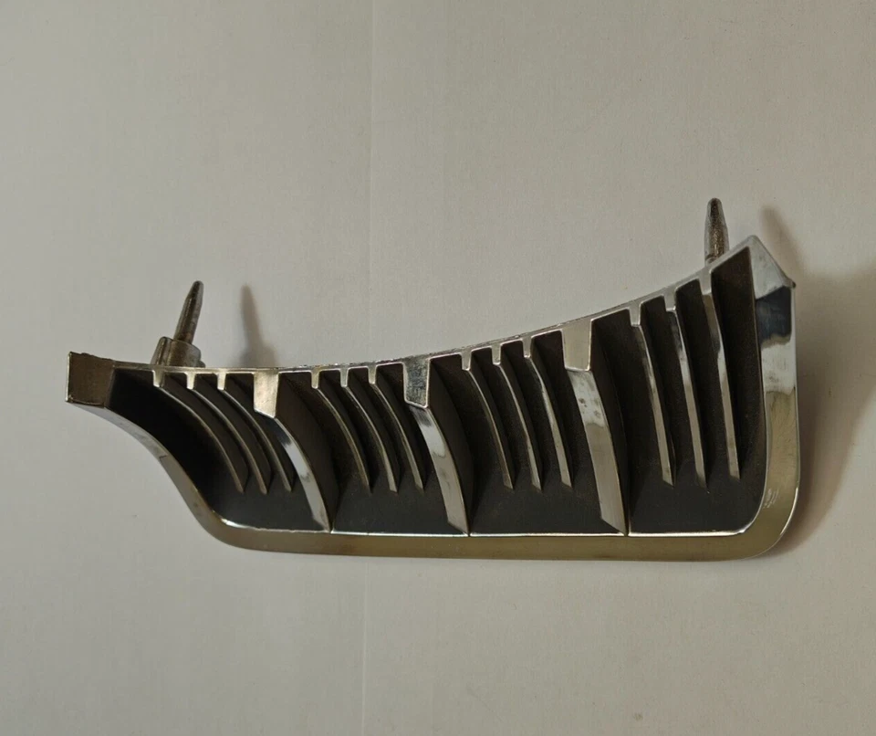 Extensión de parrilla de faro derecho Chrysler New Yorker 1970 2949724 nuevo en stock Foto 3 de 4