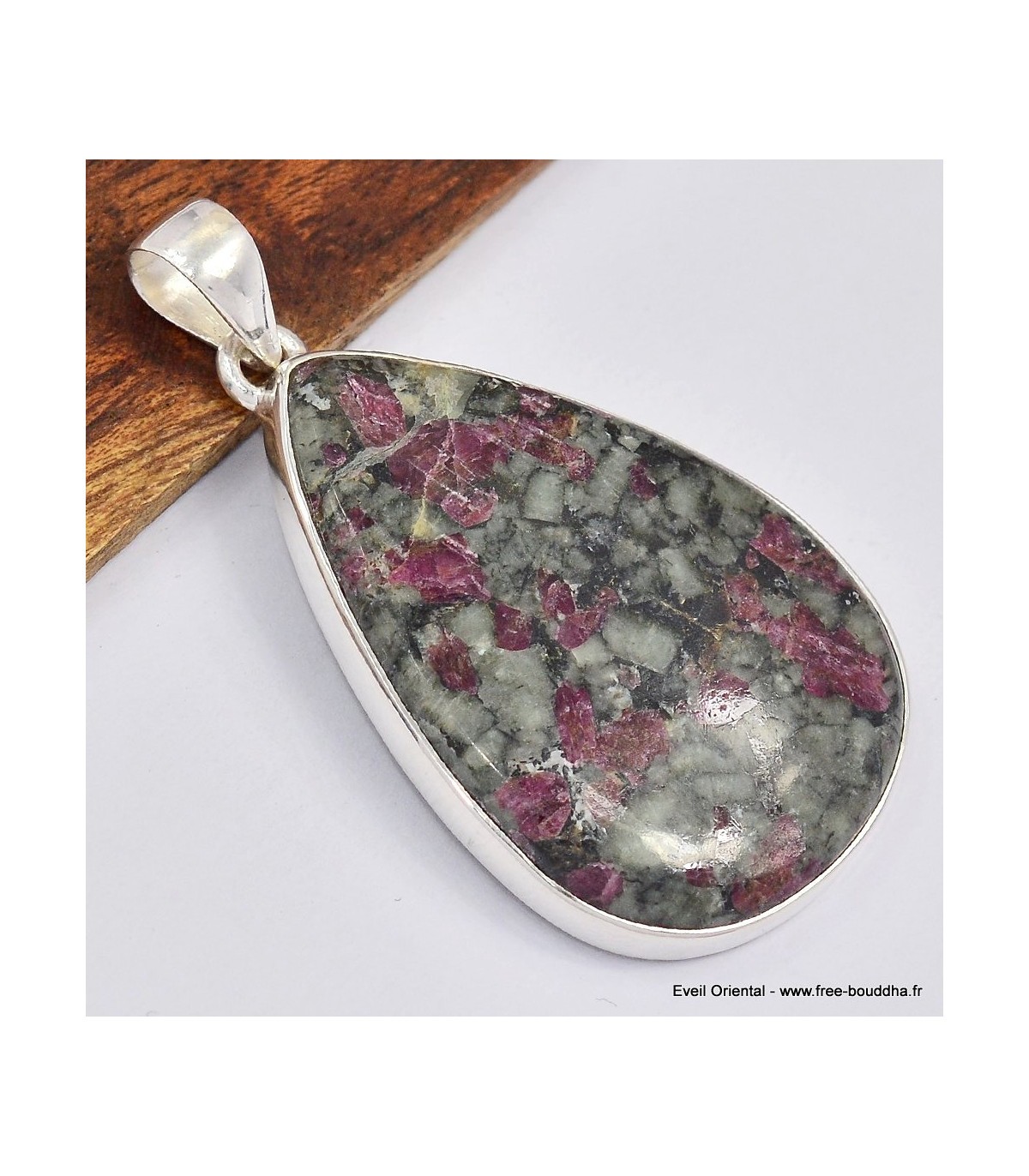 Pendentif goutte Eudialyte SK7.1, la force de la pierre fine rouge pour harmoniser vos énergies