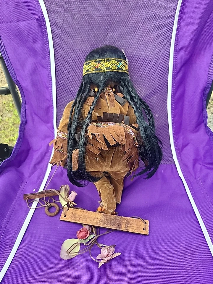 Muñeca de porcelana nativa americana Goldenvale Collection con columpio 14" Foto 2 de 2