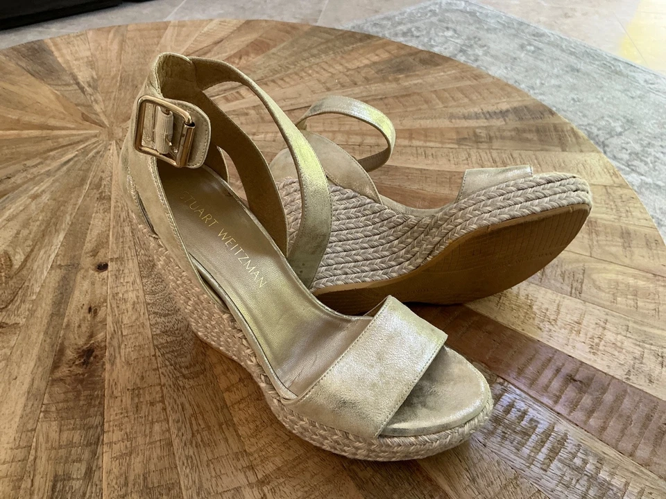 Stuart Weitzman "Principalmente" Gold Foria Metallic Espadrille Wedge tamanho 7 (EUA) - Imagem 2 de 4