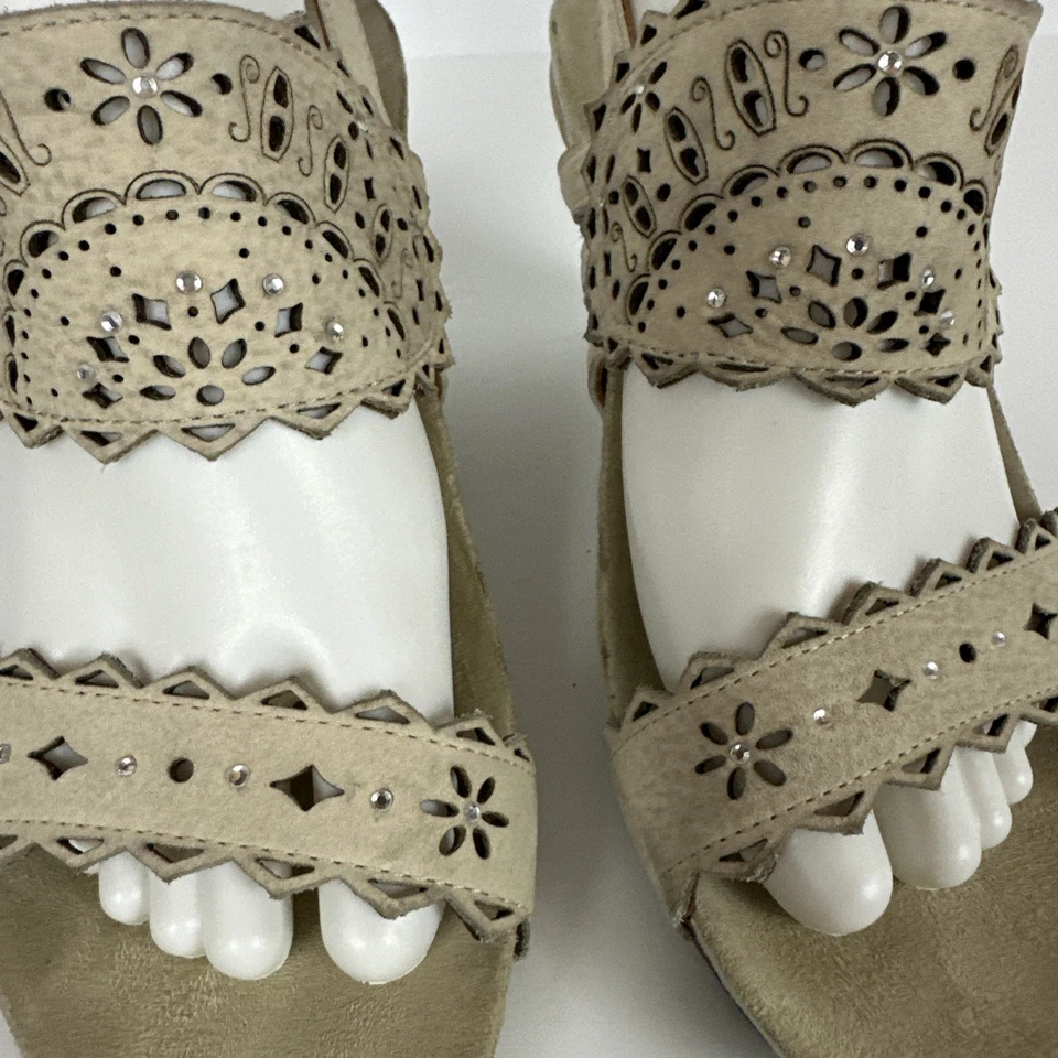 Sandalias Earthies Rosarito de cuero beige con cordones adornadas corte láser talla 7,5B Foto 3 de 4