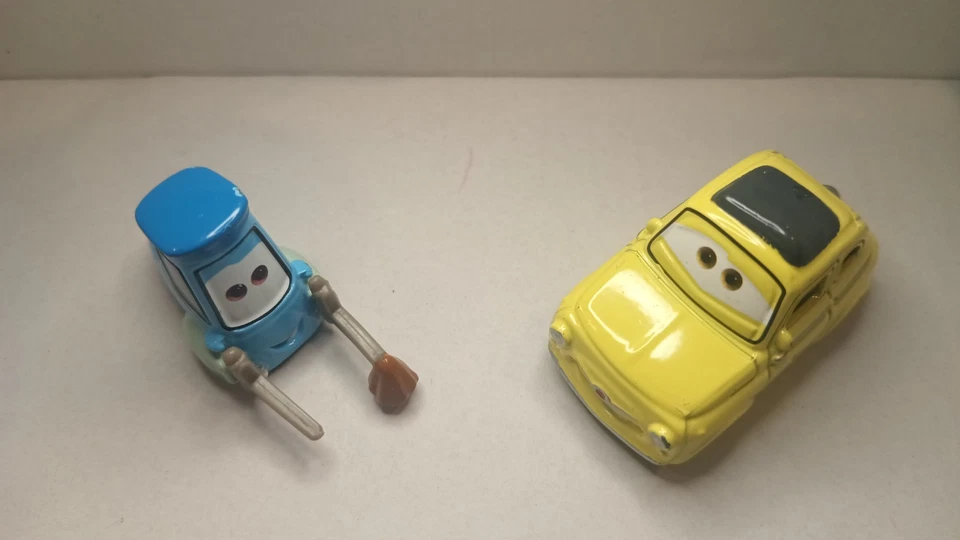 Lote solto de brinquedo fundido para 2 carros Disney Pixar Cars Luigi & Guido - Imagem 2 de 4