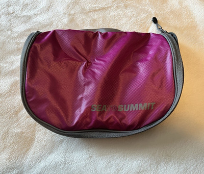 Sea to Summit Travelling Light Hanging Toiletry Bag Pink/Gray Ultralight
