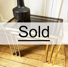 3 Tables gigognes Jacques Quinet pour Broncz, signées, estampillées