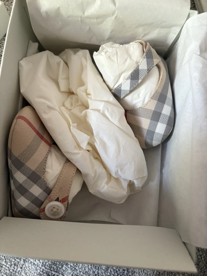 Zapatos planos Burberry para niños Mary Jane en piedra pálida talla 15 EE. UU. 0 Foto 2 de 4