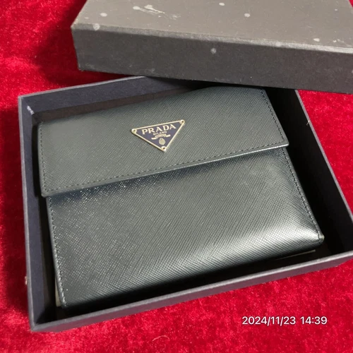Portefeuille triangle PRADA plaque cuir marine triple pli du Japon i11839