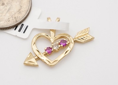 14k Gelbgold und Rubin Herz Diamant Pfeil Anhänger. 1,2gramm