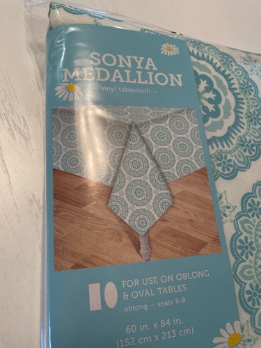 NIP Blue White Sonya Medallion Vinyl Tablecloth  60in. x 84in New Seating 6-8 - Afbeelding 2 van 5