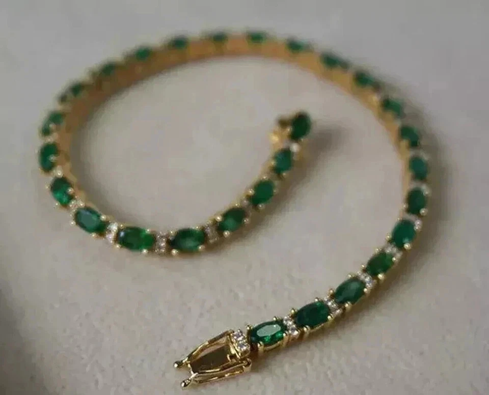 Brazalete enchapado en oro amarillo de 14 quilates con esmeralda y diamante de corte ovalado de 8 quilates Foto 3 de 4