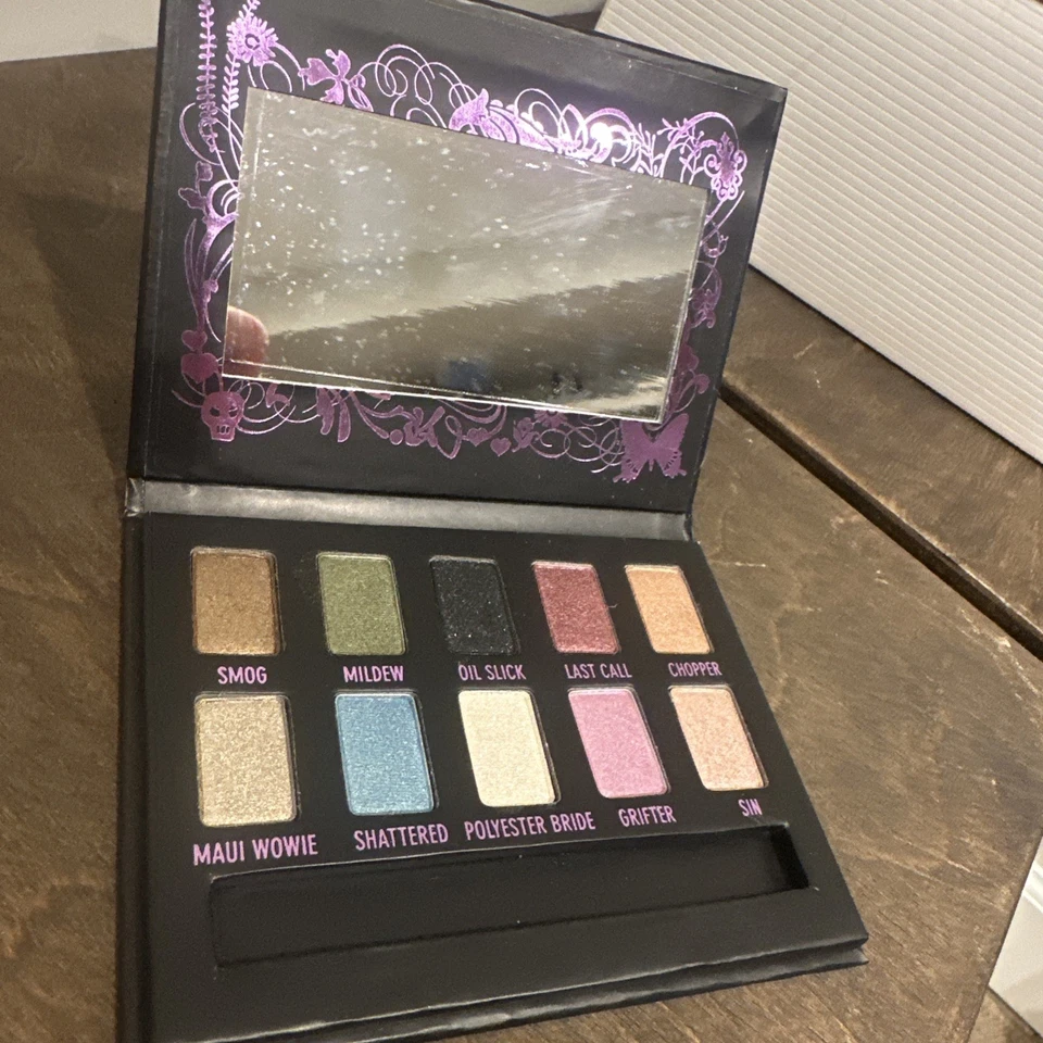 Paleta de munición de sombras de ojos Urban Decay y poción de imprimación de sombras de ojos Foto 3 de 4