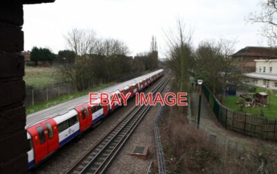 PHOTO  A TRAIN OF 1995 STOCK MAKES ITS WAY SOUTH FROM EDGWARE TOWARDS BURNT OAK