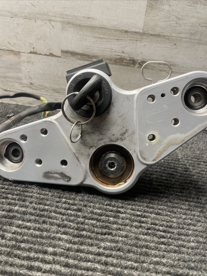 Placa de direção e ignição BMW R1200RT 2014 usadas (com chave) - Imagem 2 de 4