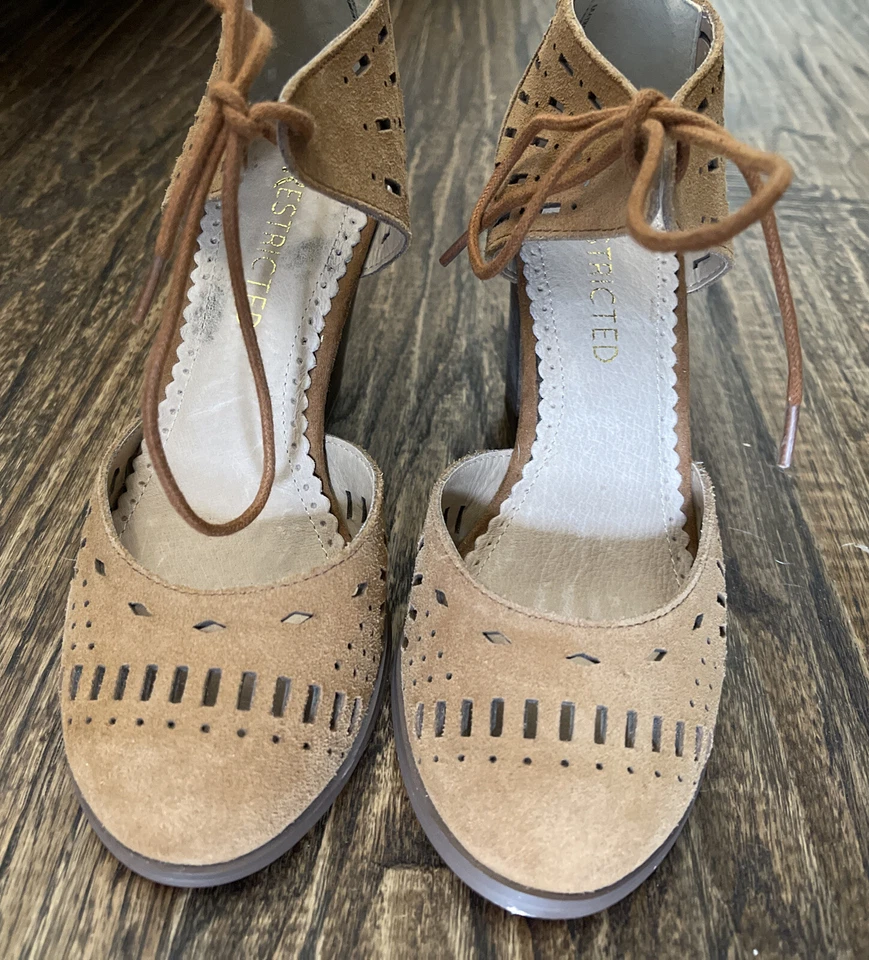 Zapatos de tacón de cuña de gamuza/cuero tostado restringido de 3,5" con detalle frontal de corbata 5,5 M Foto 3 de 4