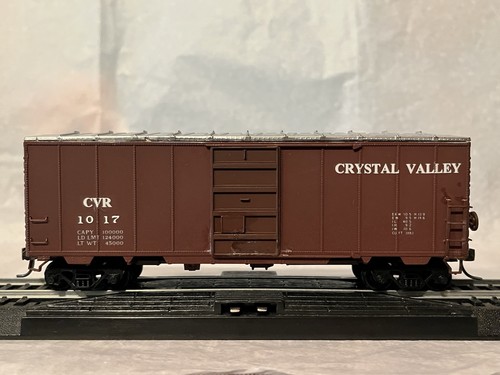 HO Roundhouse 40’ Box Car Crystal Valley Railroad #1017 personalizado pintado con KD’s | Zustand: Used