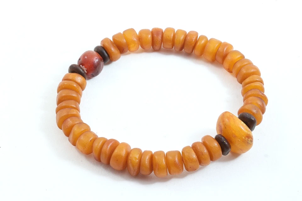 Антикварный тибетский браслет из желтого янтаря с изображением куриного масла и древней бусиной из красного агата - Изображение 4 из 4