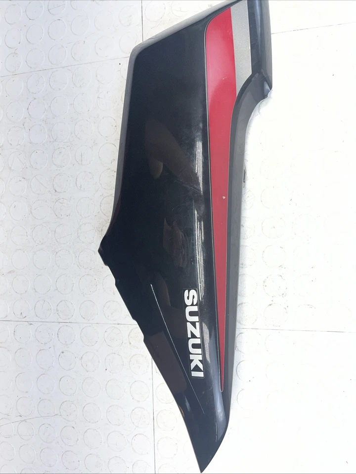 Panel de cubierta de carenado de tanque de gasolina derecho Suzuki GW250 2013-2017 FABRICANTE DE EQUIPOS ORIGINALES Foto 3 de 4
